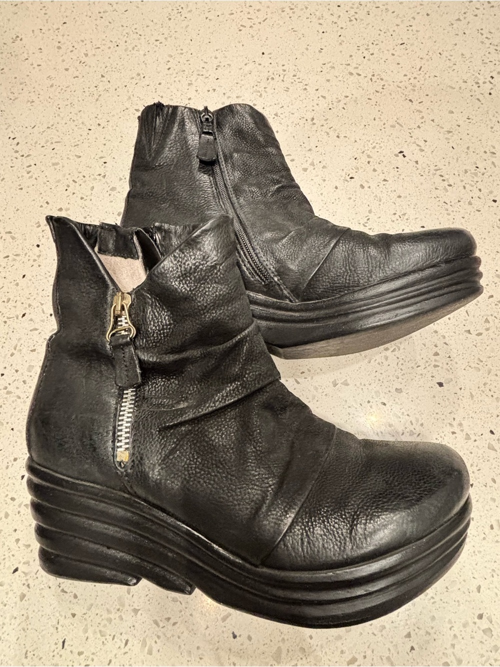 Miz Mooz Zuzu Women’s Black Leather Zipper Ankle & Booties Boot - Picture 9 of 16